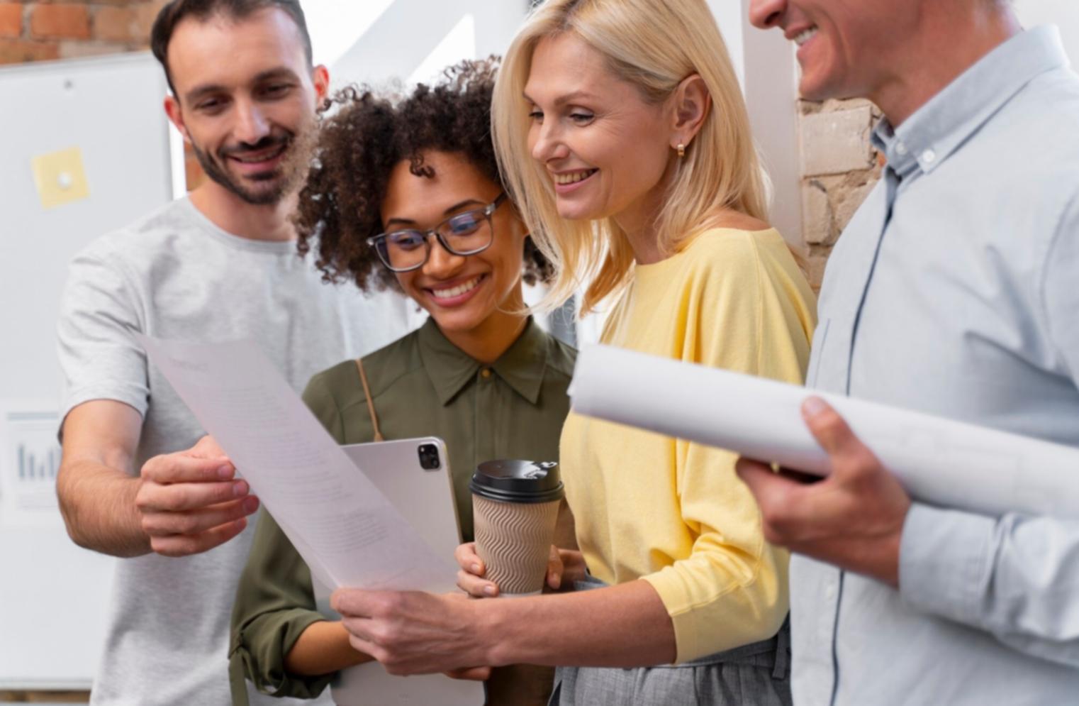 Séance de formation en gestion financière avec documents et calculatrice